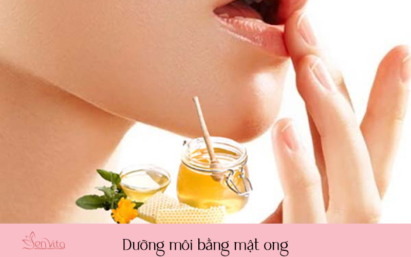 Dưỡng môi bằng mật ong