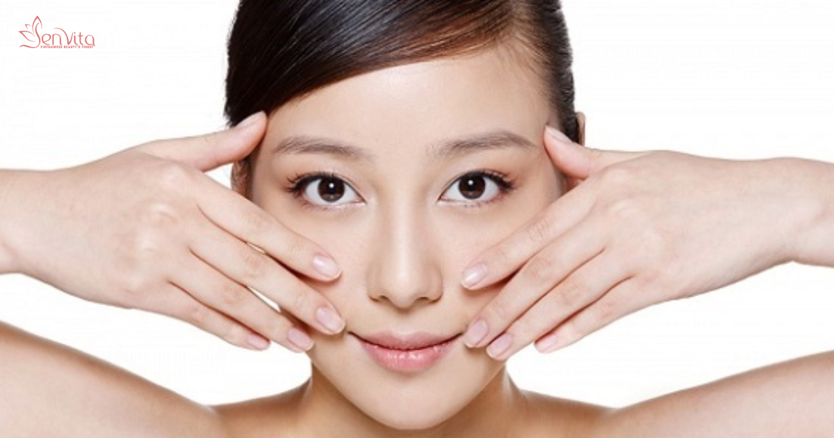 Massage nhẹ nhàng sau khi gỡ mặt nạ để khóa trọn dưỡng chất vào da