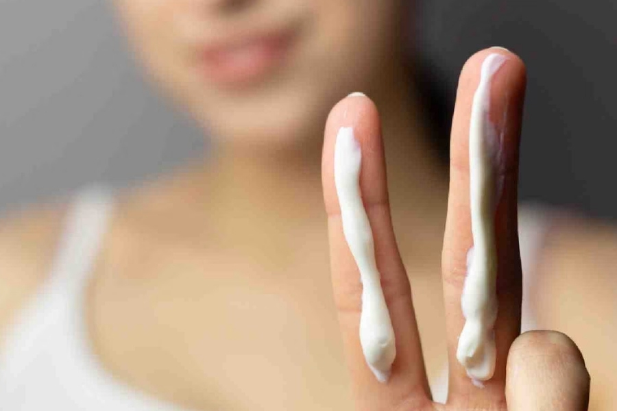 Hướng dẫn lấy lượng kem chống nắng chuẩn xác khoảng 2 đốt ngón tay cho mặt và cổ